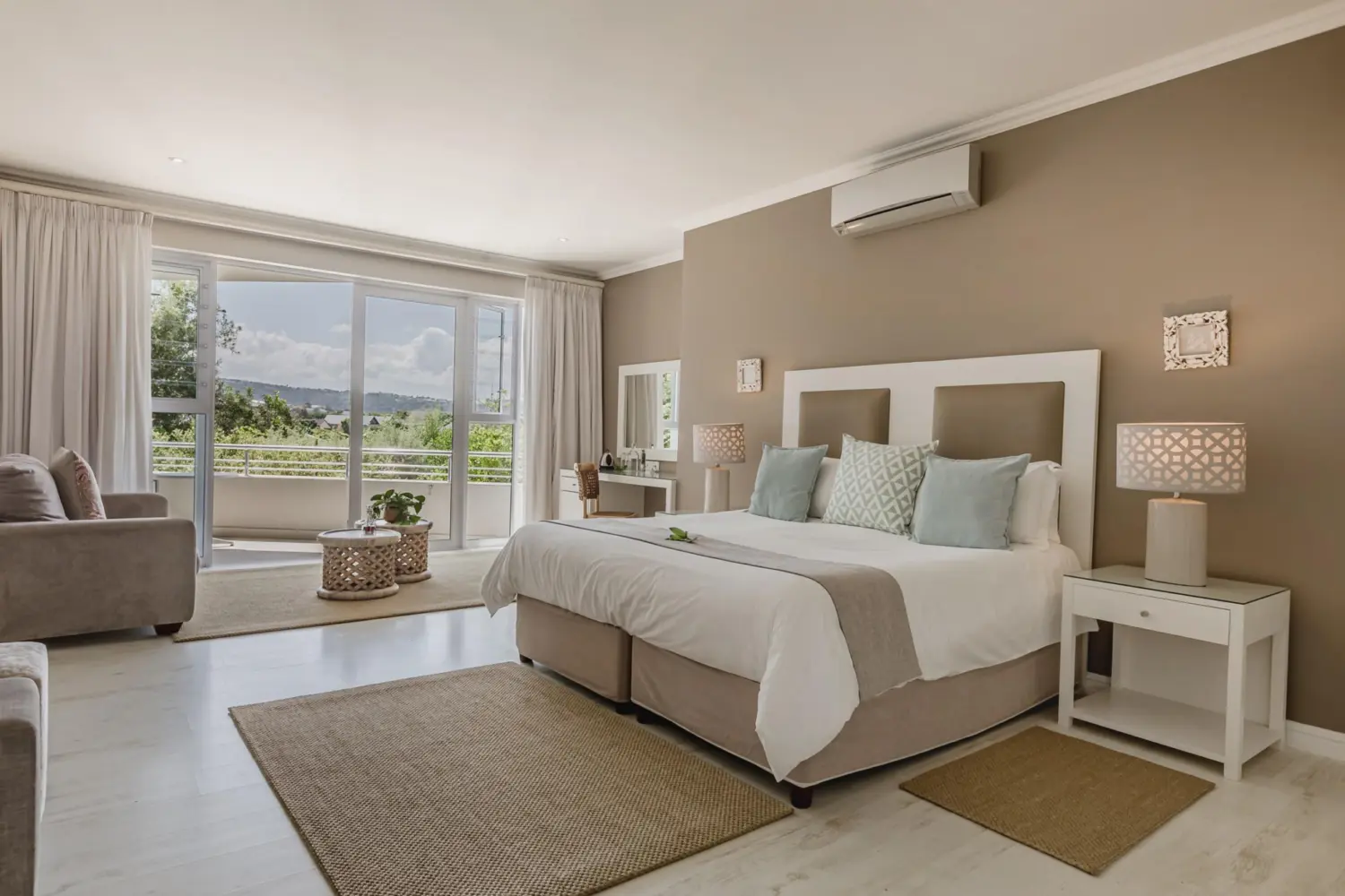 Vue de l'intérieur d'une chambre de l'hôtel The Robberg Beach Lodge