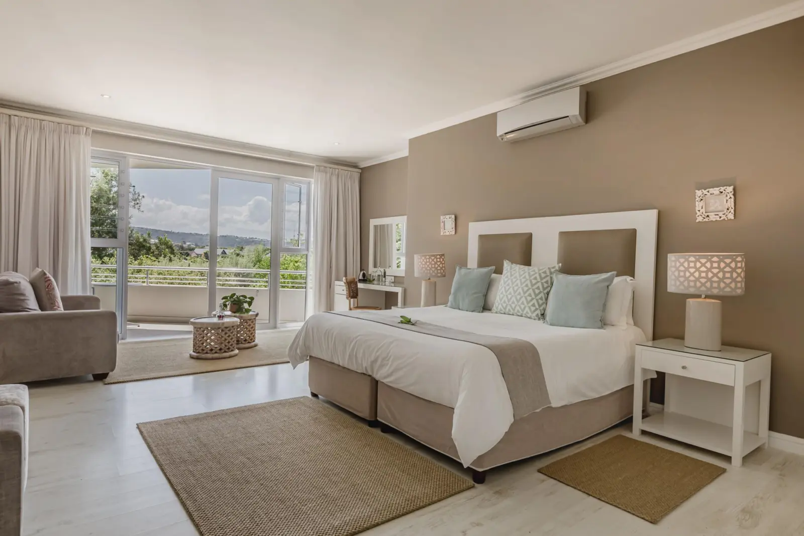 Vue de l'intérieur d'une chambre de l'hôtel The Robberg Beach Lodge