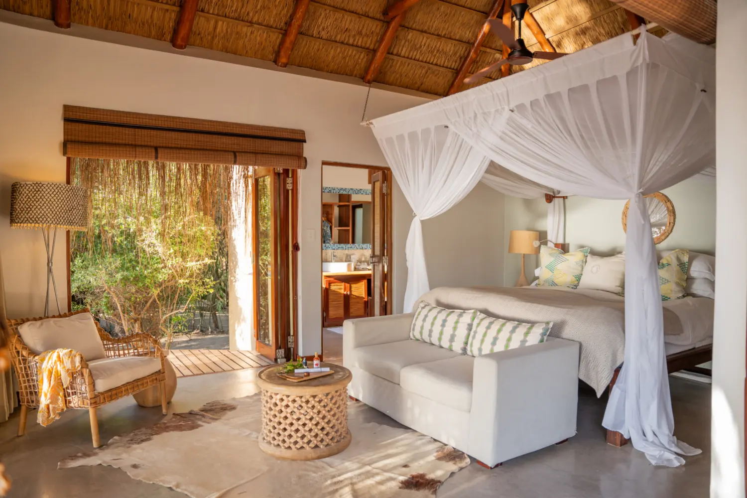 Vue de l'intérieur d'une chambre catégorie Beach Villa à l'Hôtel Azura Benguerra