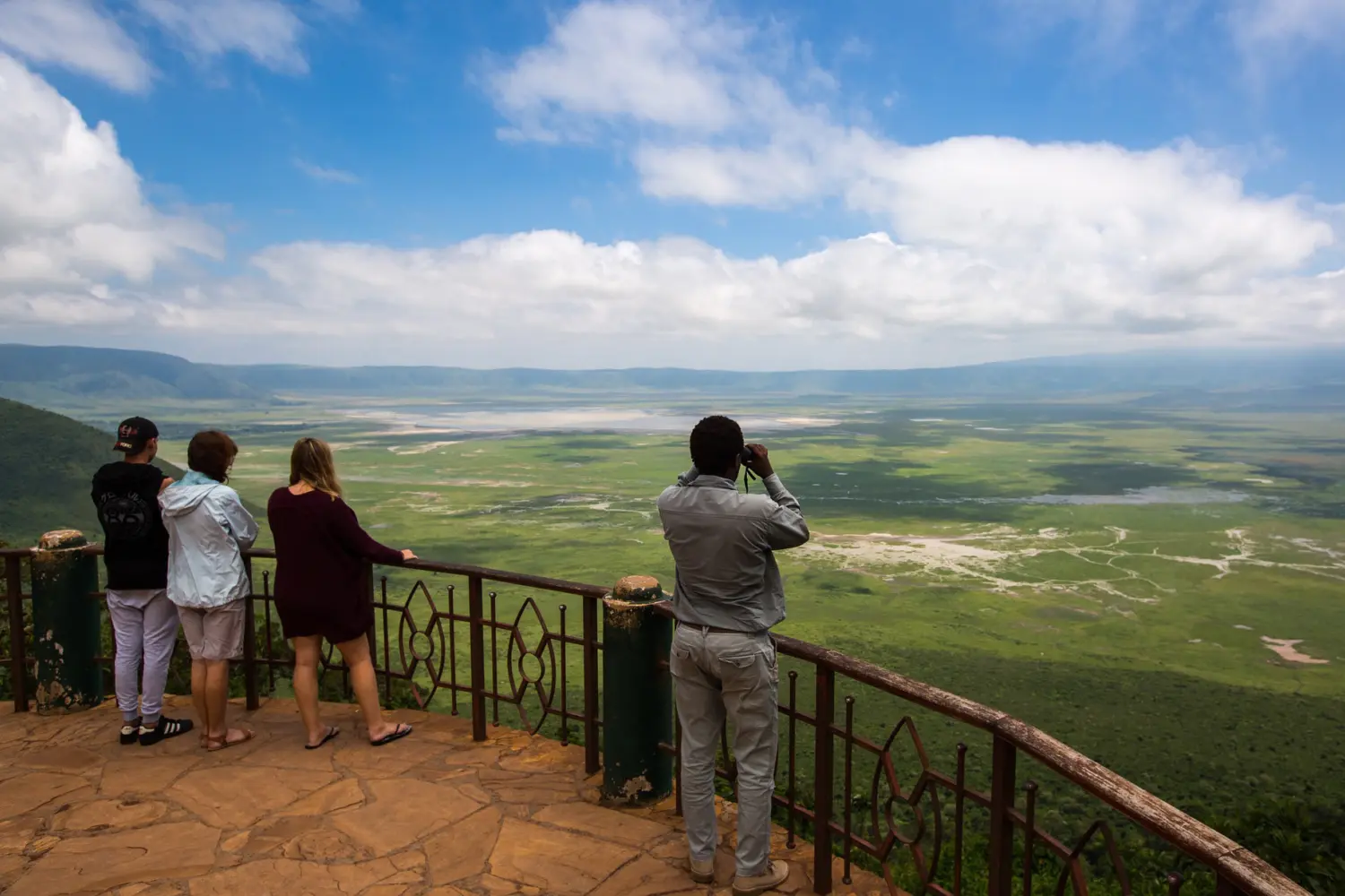 Personnes observant le paysage du cratère du Ngorongoro