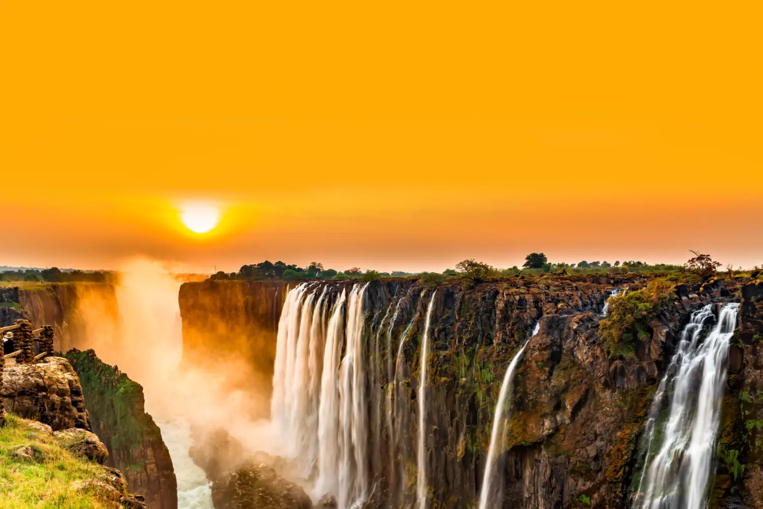 Coucher de soleil sur les chutes Victoria au Zimbabwe