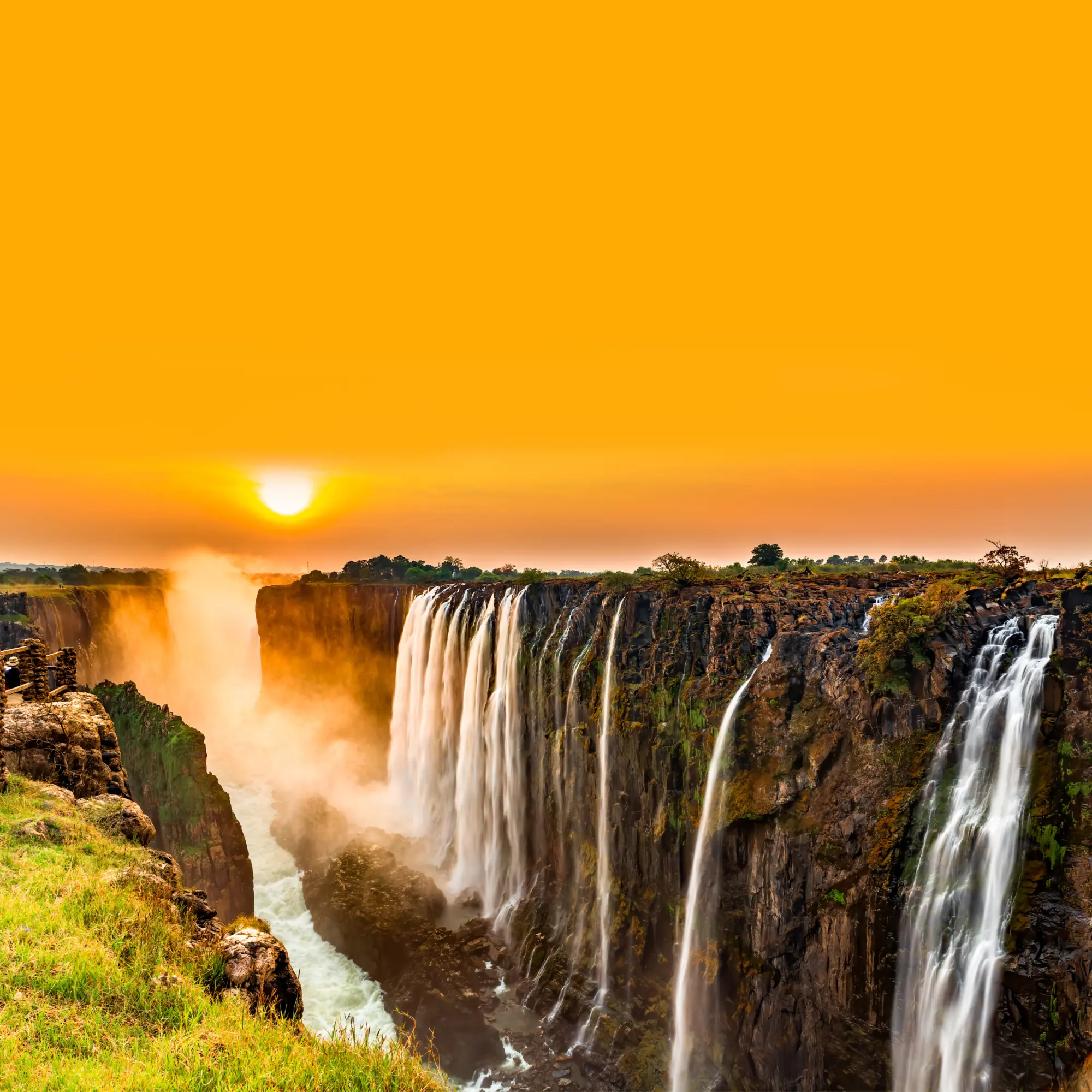 Coucher de soleil sur les chutes Victoria au Zimbabwe