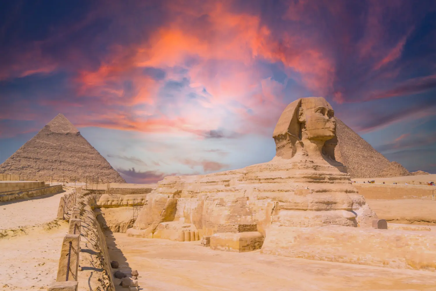 Vue sur les pyramides de Gizeh et la célèbre Sphinx près de la ville du Caire en Égypte