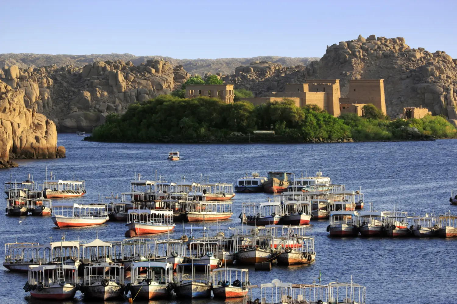 Vue sur le temps de Philae aux abords du Nil en Égypte