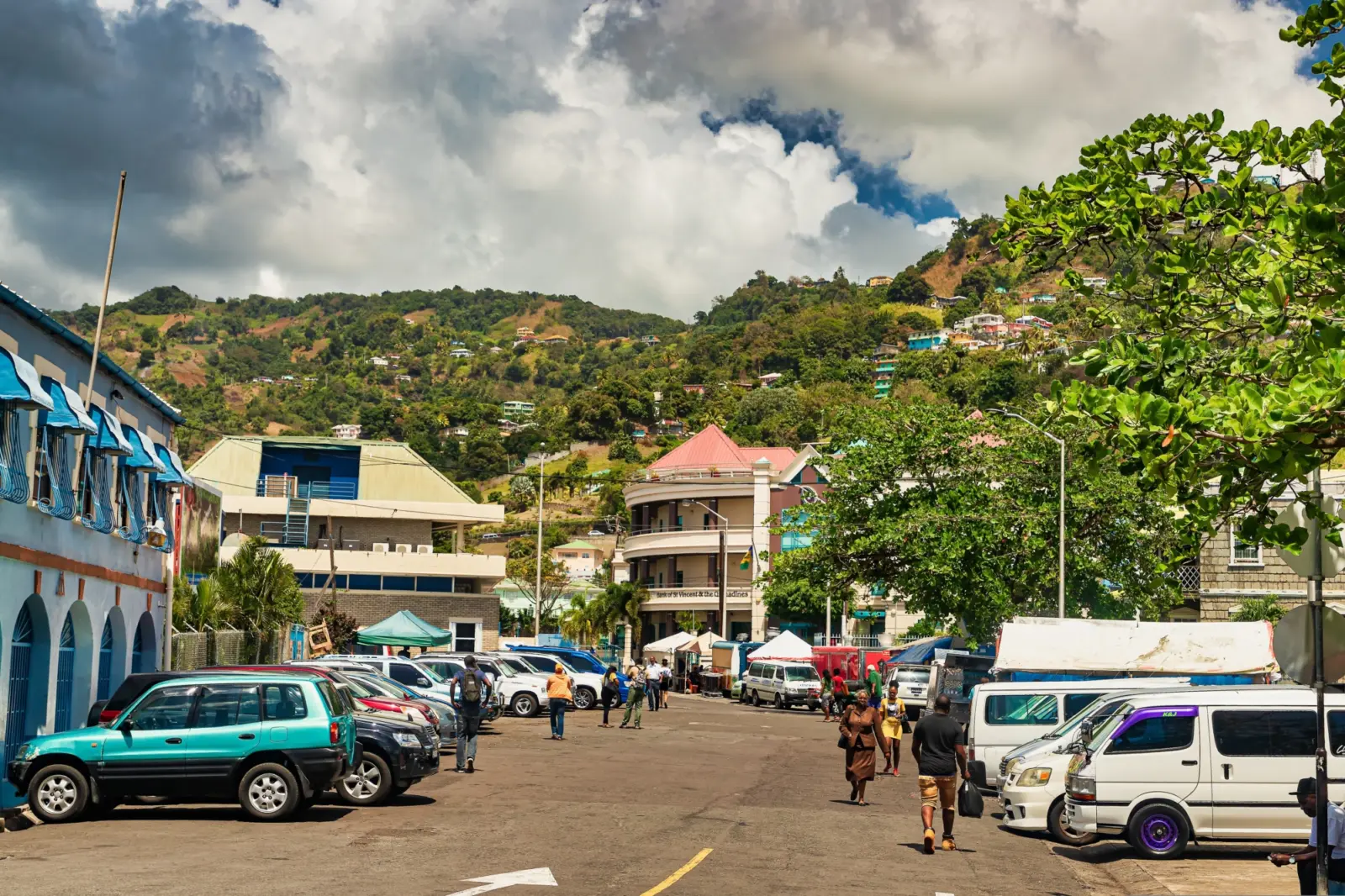 Vue sur une petite rue de Kingstown à St-Vincent-et-les-Grenadines dans les Caraïbes
