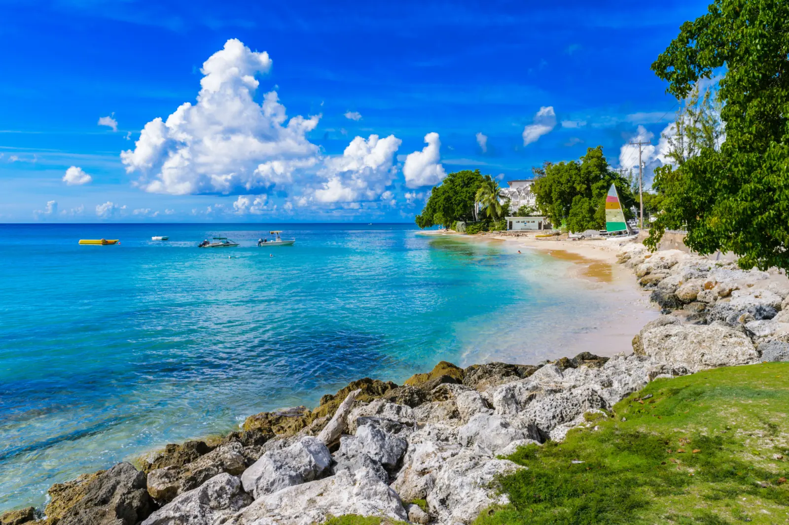 Vue sur la côte caribéenne à Bridgetown aux Barbades
