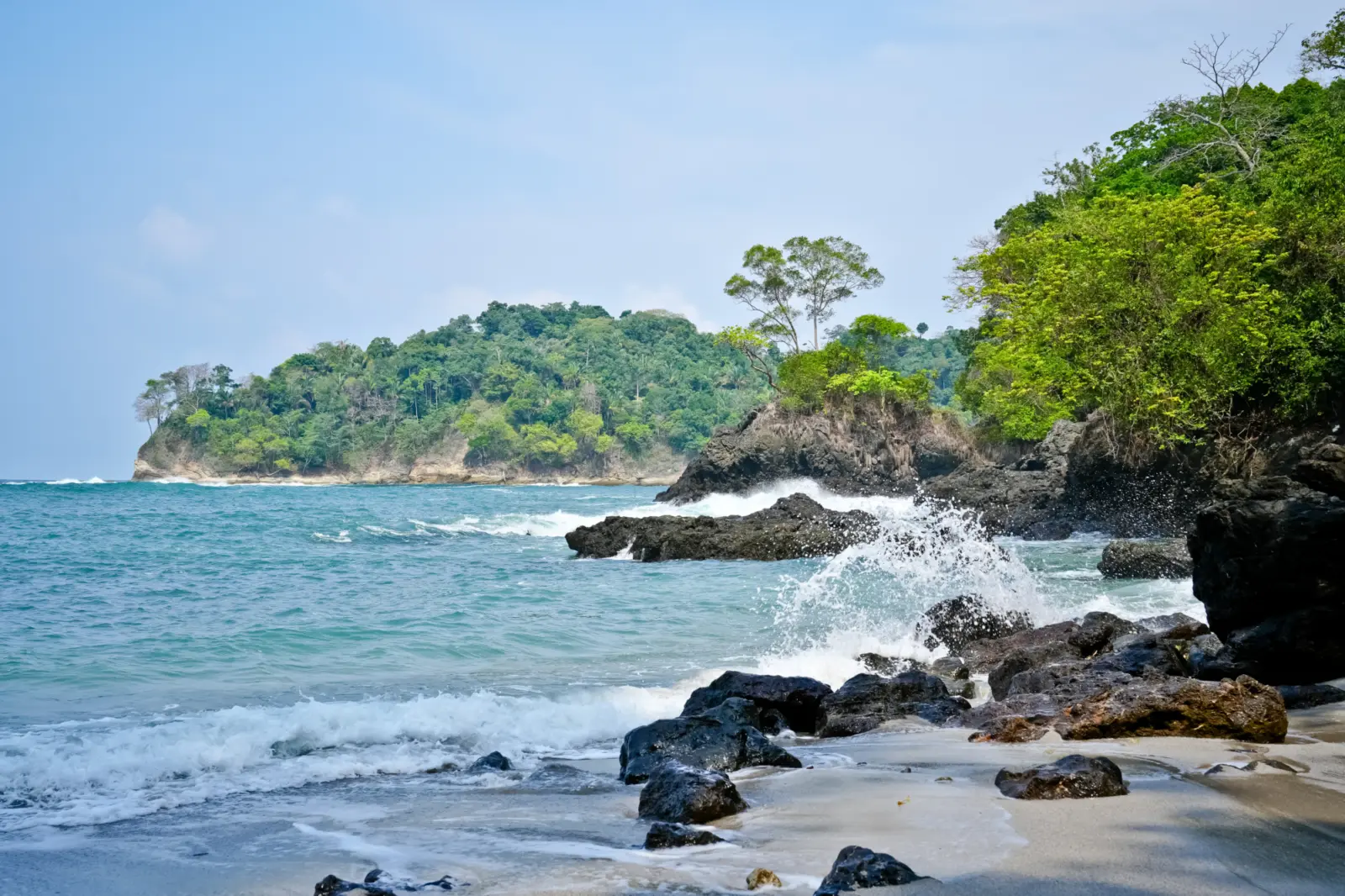Une plage avec des roches au parc national Manuel Antonio, Costa Rica