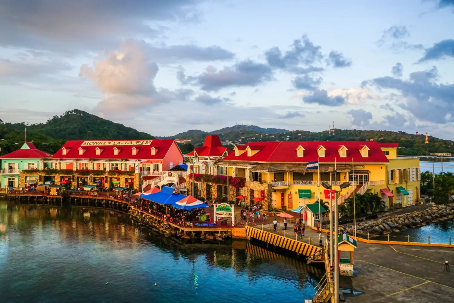 Un port coloré à Roatan, au Honduras