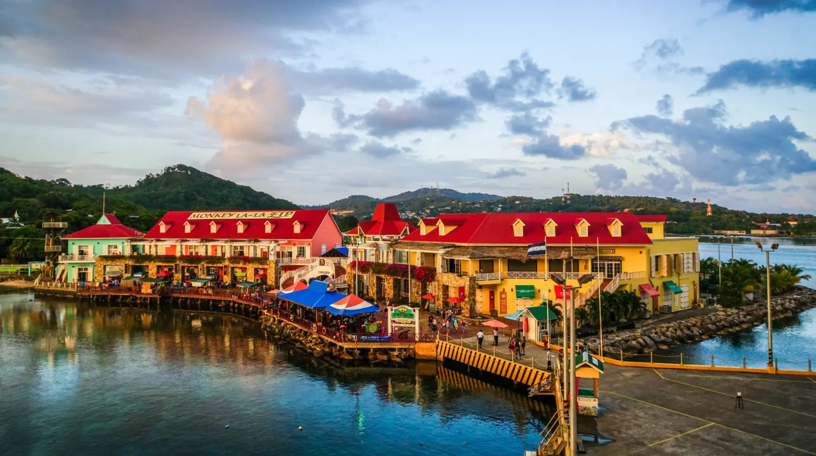 Un port coloré à Roatan, au Honduras