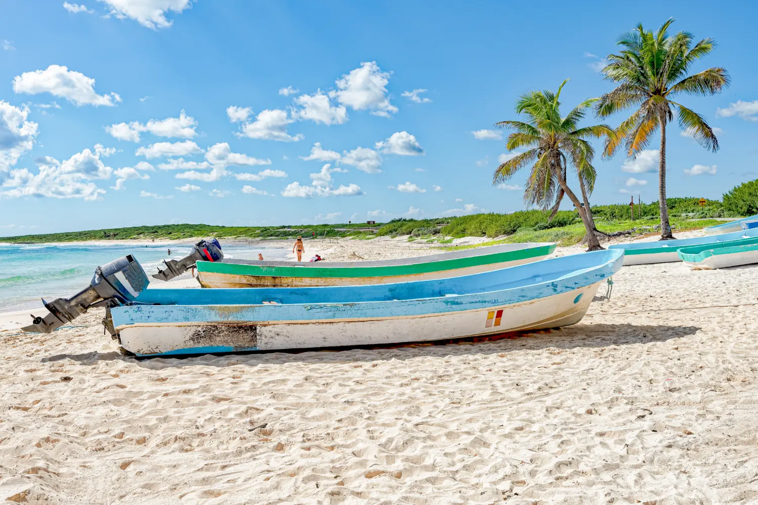 Une plage de sable avec des bateaux en bois sur l'île de Cozumel au Mexique