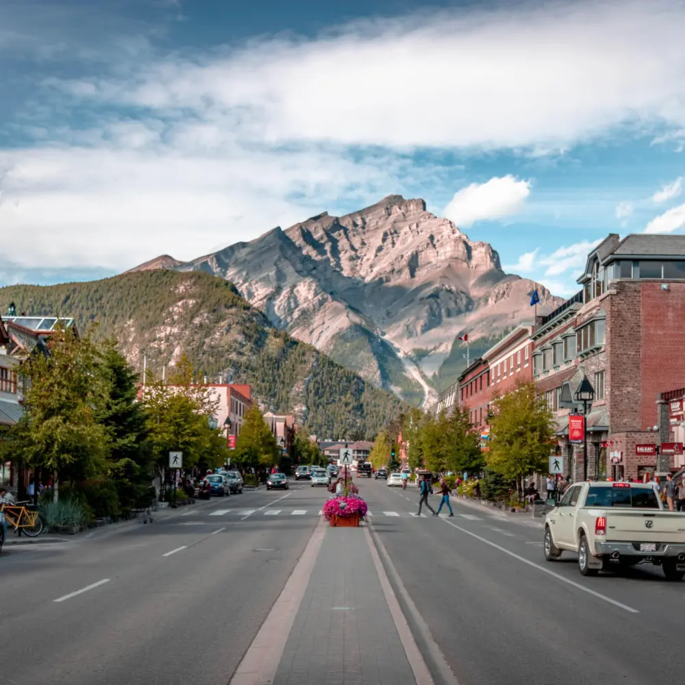 Vue sur la rue principale Banff Avenue dans le village de Banff en Alberta au Canada