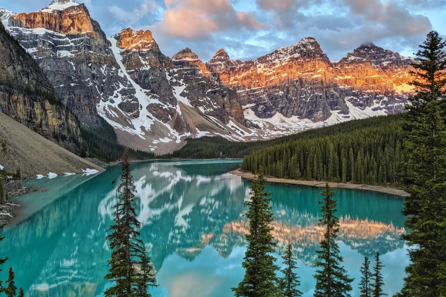 Vue sur le magnifique lac Moraine en Alberta avec sa couleur émeraude et les montagnes enneigées en arrière-plain