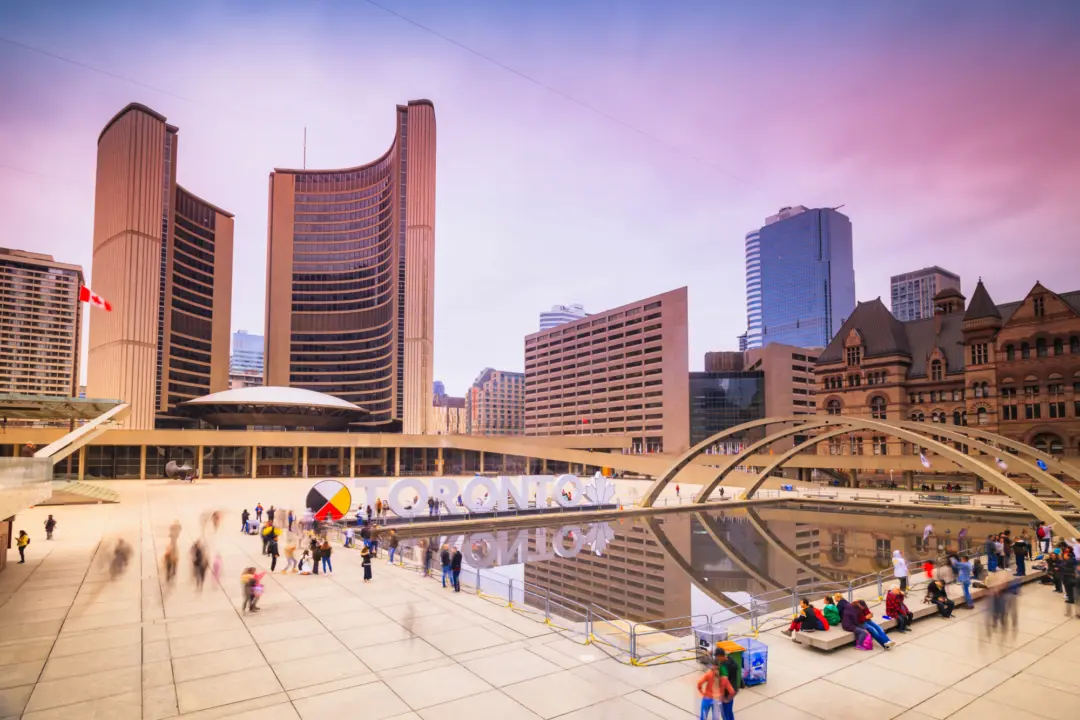 Vue sur la place Nathan Phillips Square à Toronto avec l'Hôtel-de-Ville