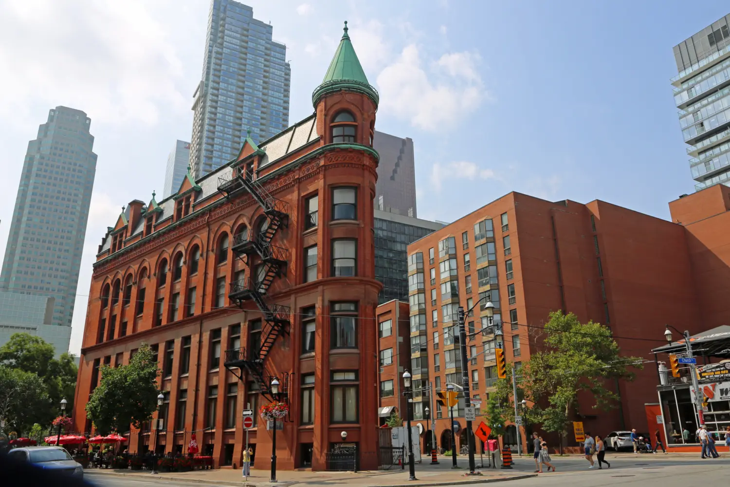 Un bâtiment en brique rouge à Toronto