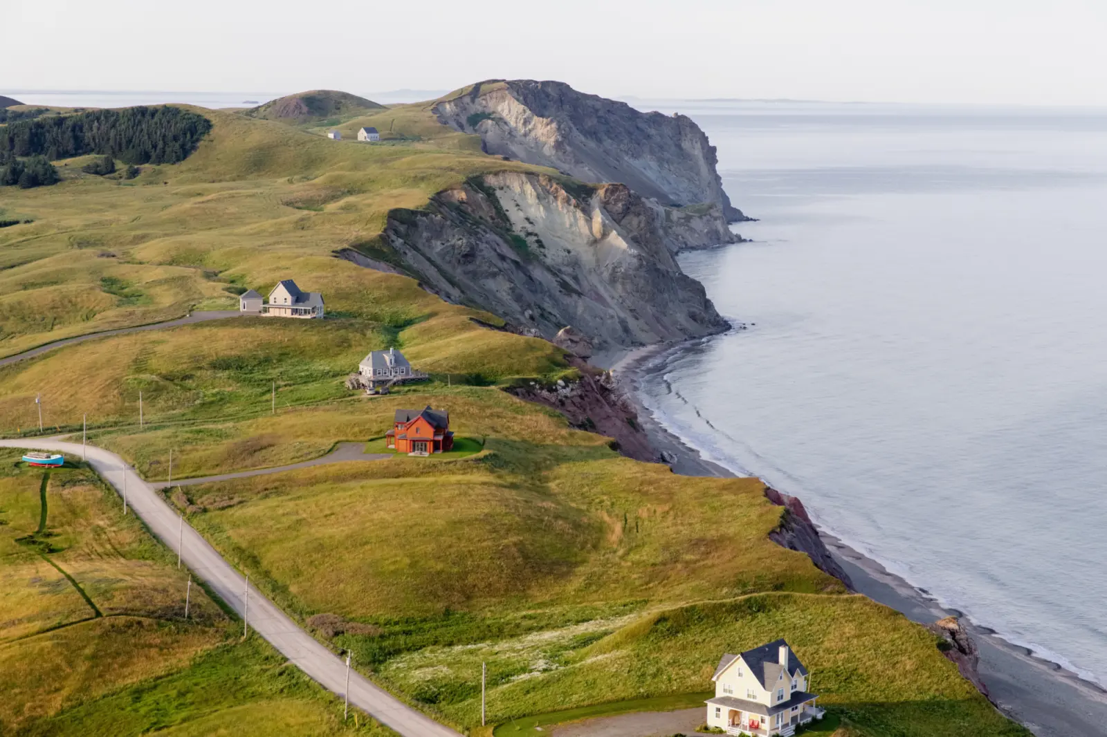 Une falaise avec des maisons aux Îles de la Madeleine