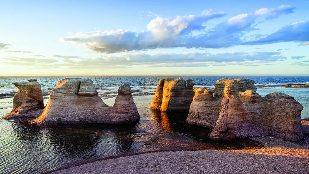 Vue sur les rochers du parc national de l'Archipel-de-Mingan sur la Côte-Nord au Québec