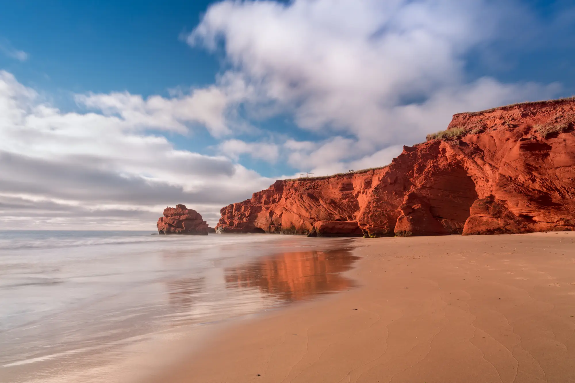 Une falaise de terre rouge aux Îles de la Madeleine
