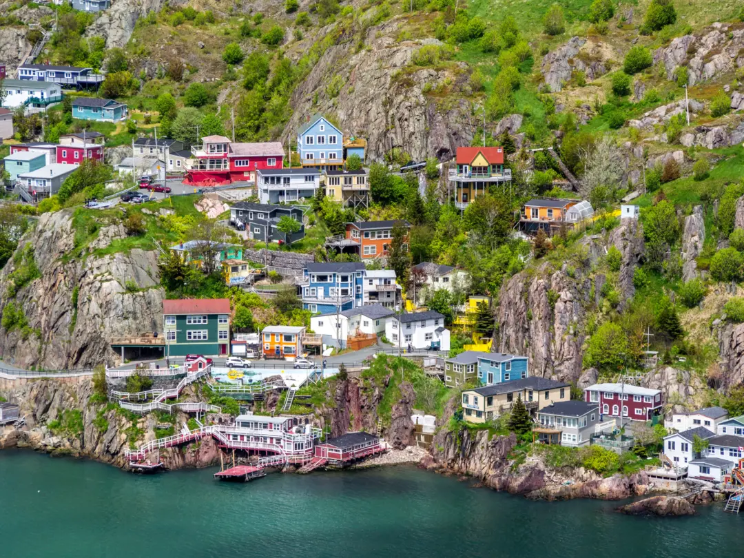 Vue sur les maisons colorées en bordure de l'océan à St.John's à Terre-Neuve au Canada