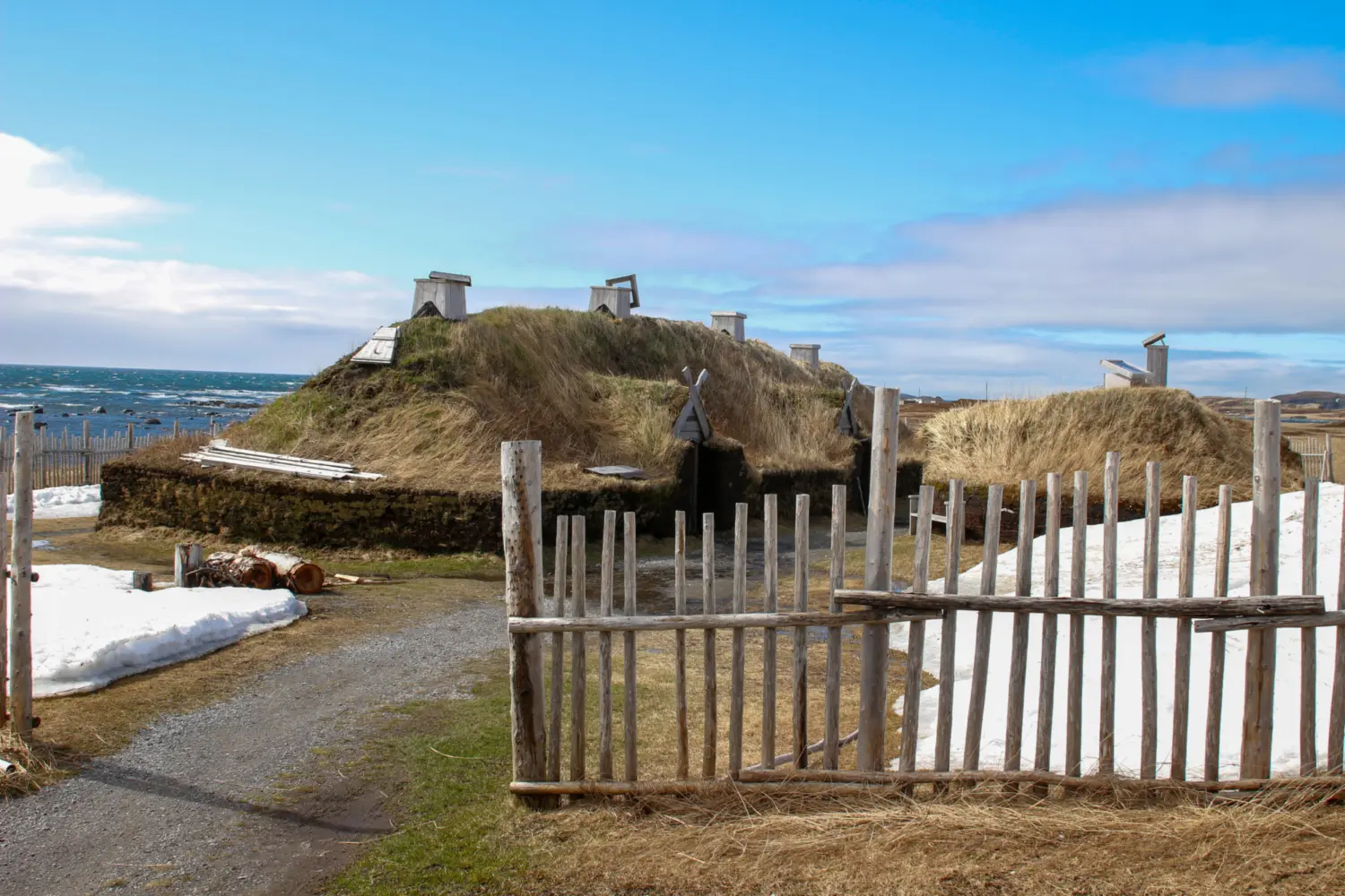 Vue sur le lieu historique de l'Anse aux Meadows dans la province de Terre-Neuve, déclaré patrimoine mondial de l'UNESCO et qui rappelle la présence de la première colonie vicking en Amérique du Nord