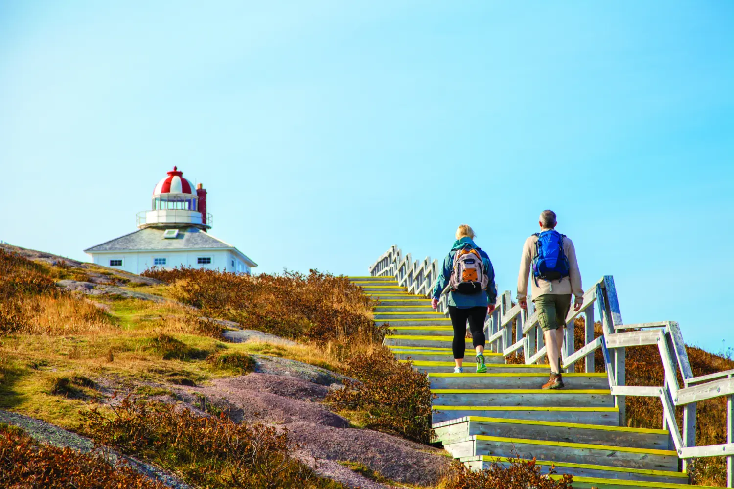 Un couple qui se rend au phare de Cape Spear, ou encore Cap d'espoir, situé à Terren-Neuve sur la pointe du continent la plus rapprochée de l’Europe. D'ici, Paris est plus près que Vancouver !