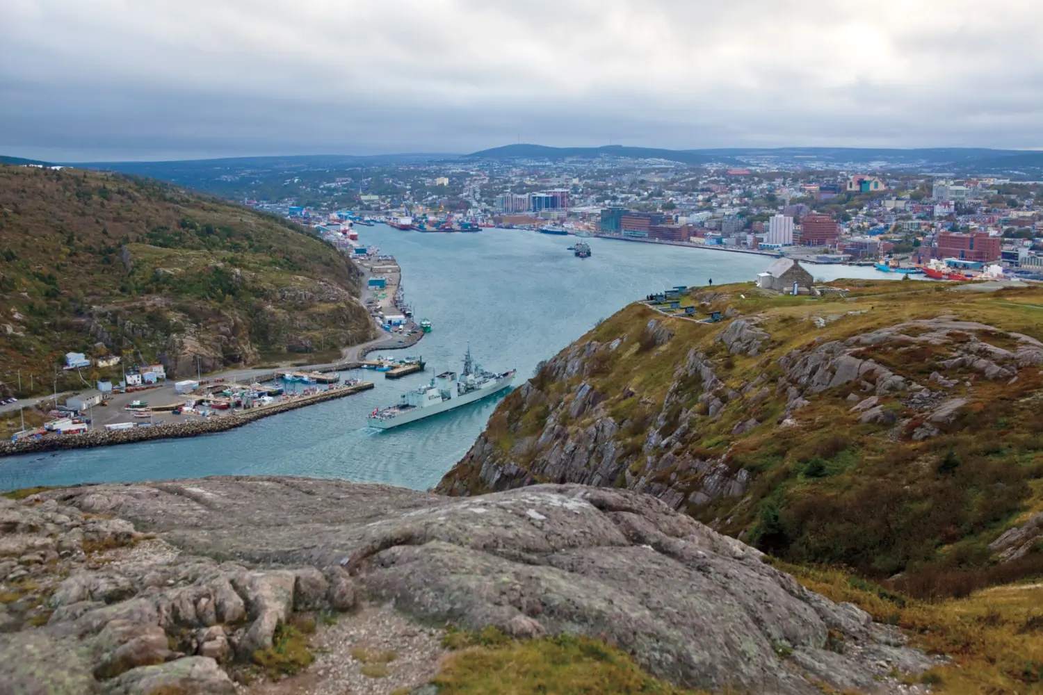 Vue sur la ville de St-John's à Terre-Neuve depuis le lieu historique national de Signal Hill