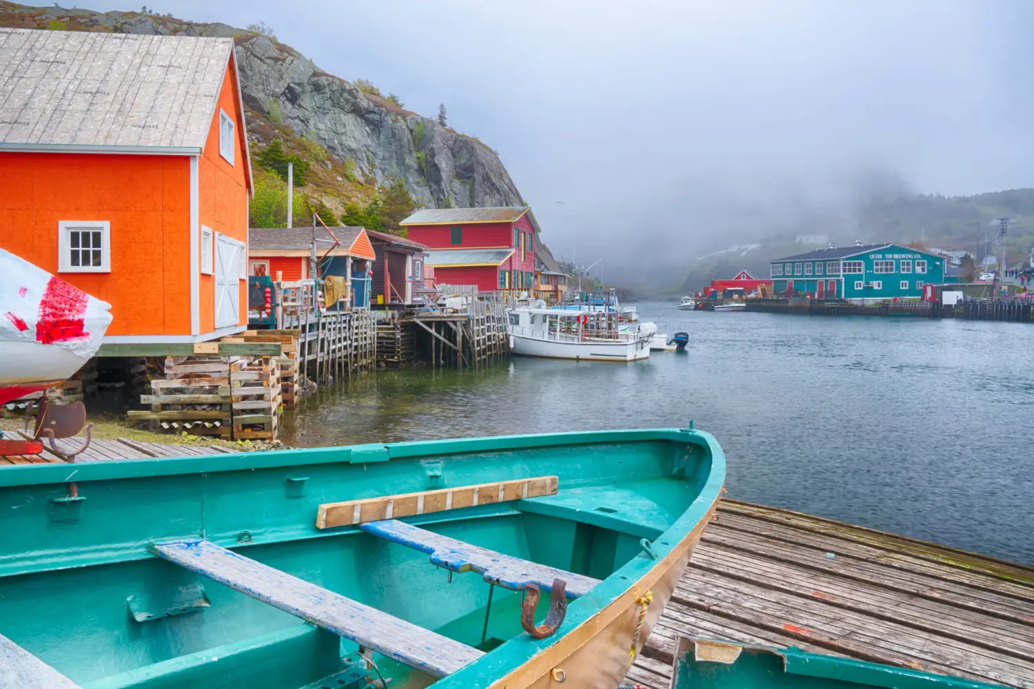 Vue sur le petit port de pêche de la batterie de Quidi Vidi, avec ses bâtiments colorés, en banlieue de St-John's à Terre-Neuve dans les provinces atlantiques canadiennes