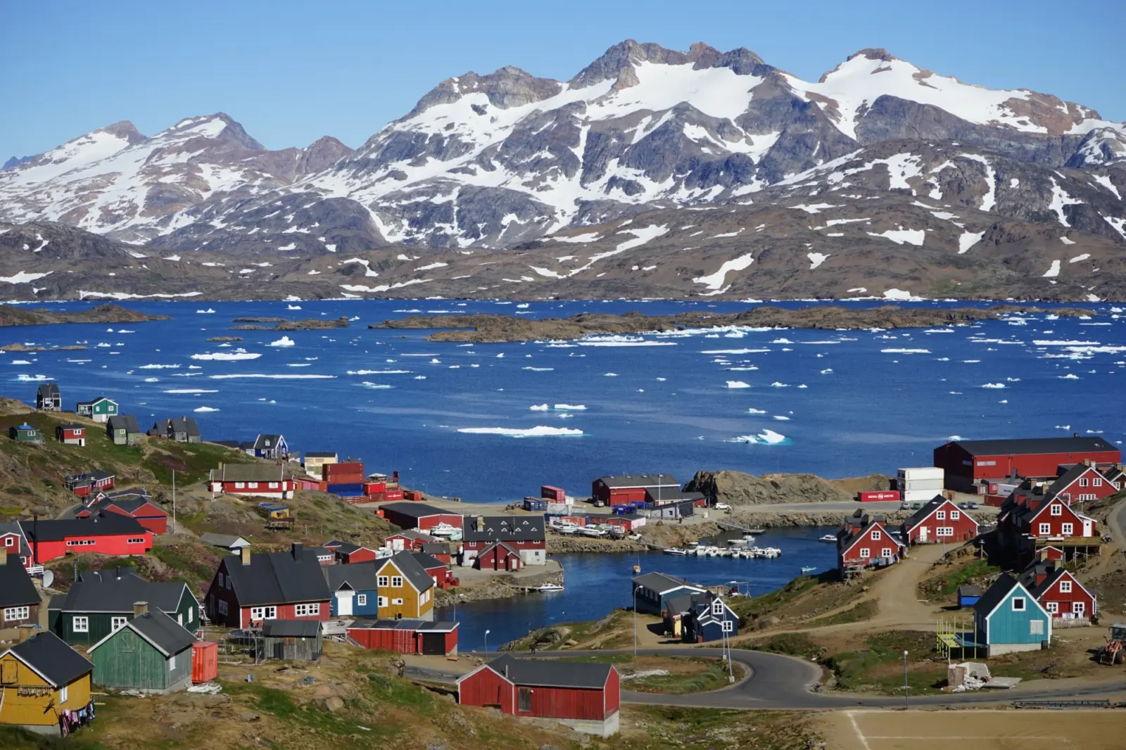 Vue sur la village de Tasiilaq au Groenland