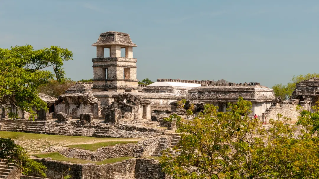 La palais de Palenque dans le site archéologique maya dans le Chiapas au Mexique