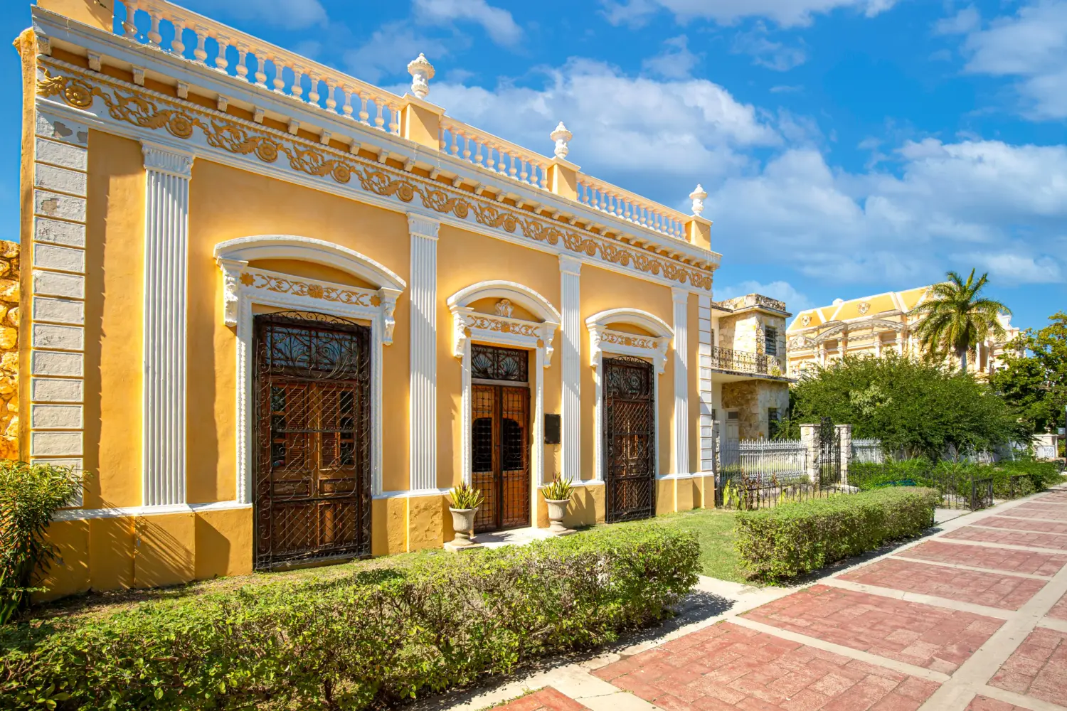 La Casa Jure, située sur le Paseo de Montejo à Mérida, avec sa magnifique architecture coloniale avec sa façade jaune, au Mexique