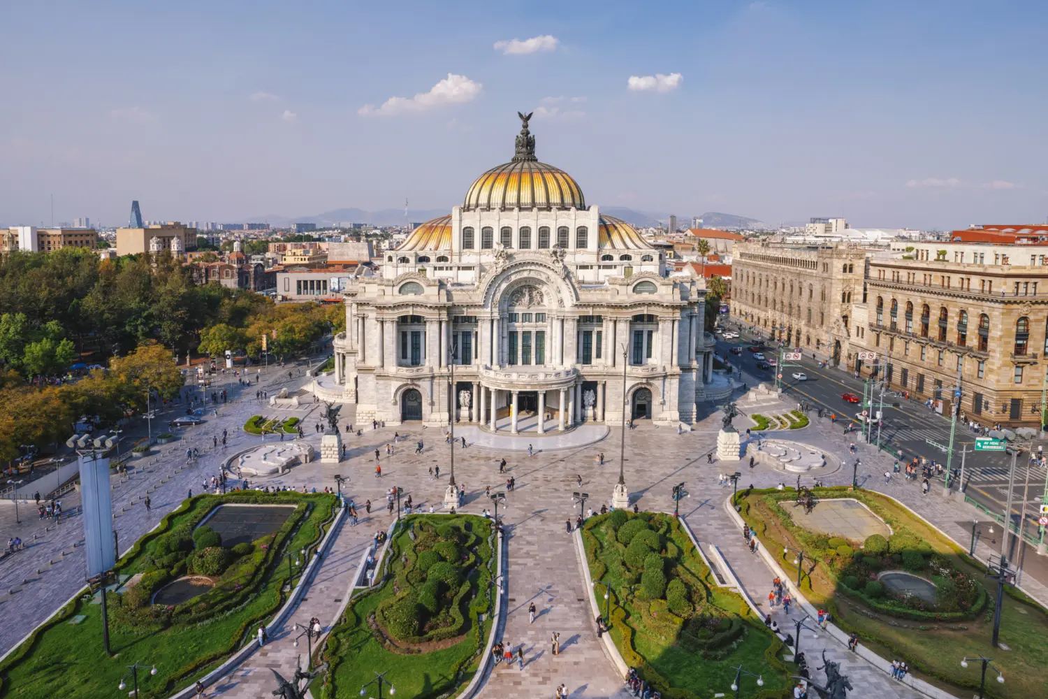 Vue aérienne sur le parc central d'Almeda et du palais des Beaux-Arts à Mexico sous un magnifique ciel bleu au Mexique