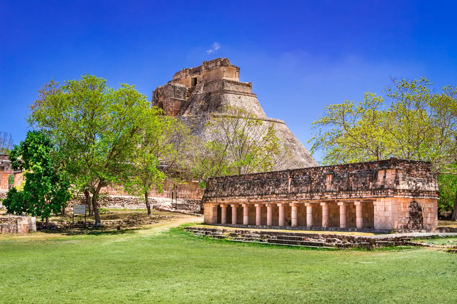 Vue sur la pyramide du magicien, sous un magnifique ciel bleu, dans le site archéologique d'Uxmal au Mexique