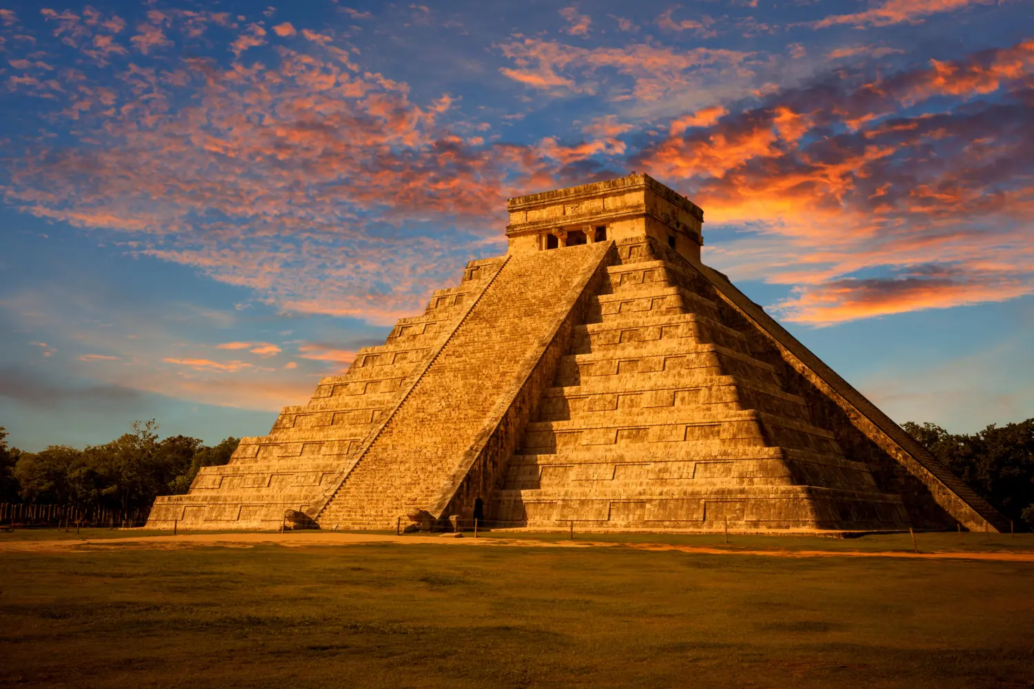 Coucher de soleil avec cile coloré sur le temple Kukulcan à Chichén Itzá au Mexique
