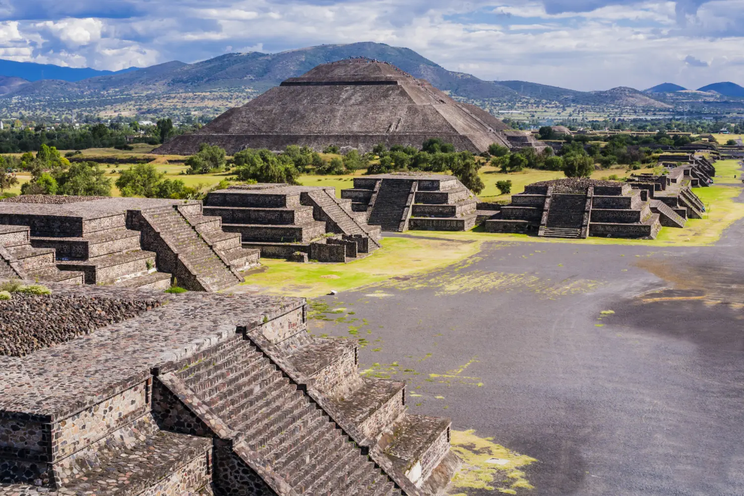 Vue sur les pyramides et l'Allée des Morts dans le site archéologique de Teotihuacánn au Mexique