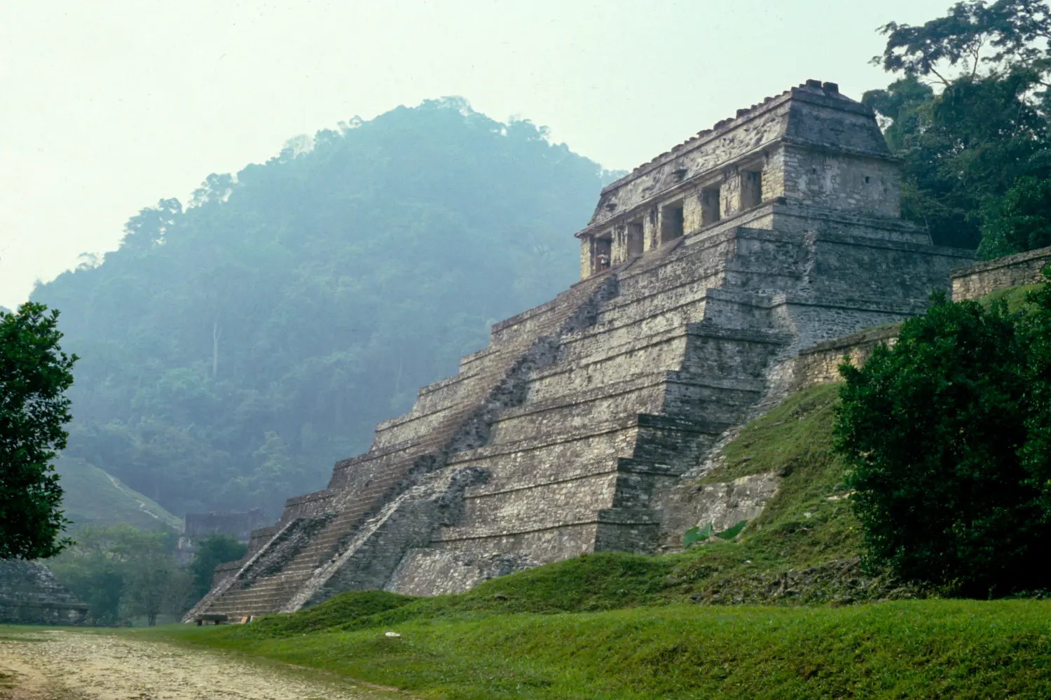 Vue sur Temple des Inscriptions dans la zone archéologique de Palenque au Mexique