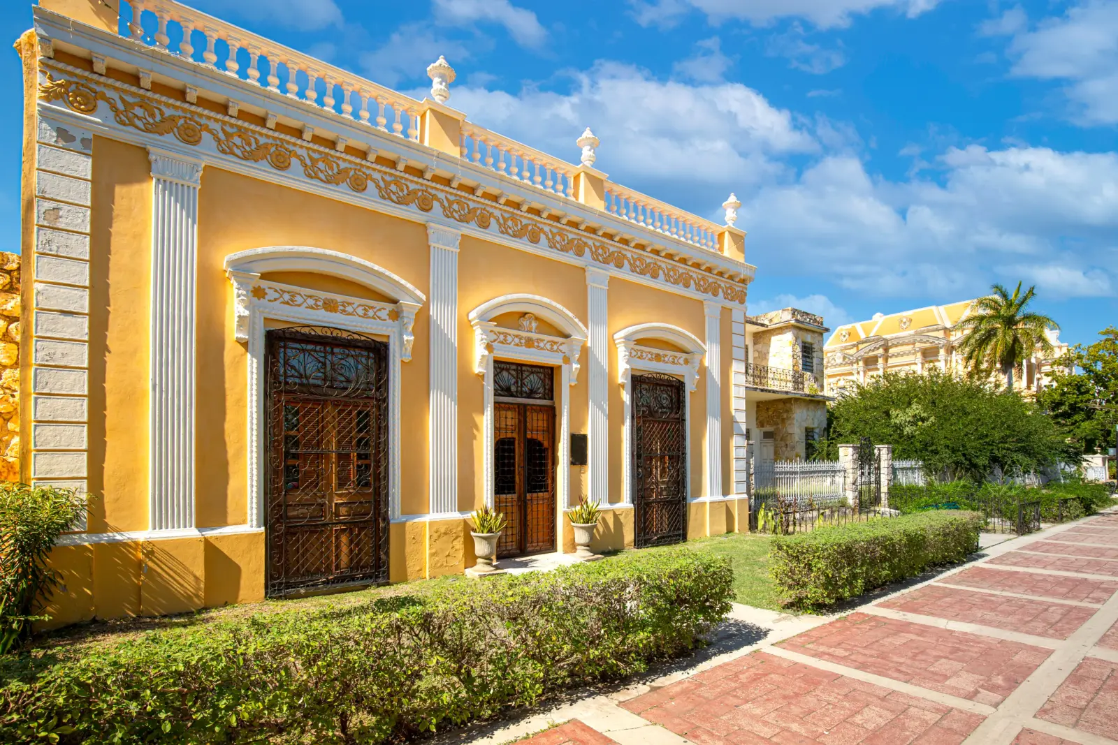 La Casa Jure, située sur le Paseo de Montejo à Mérida, avec sa magnifique architecture coloniale avec sa façade jaune, au Mexique