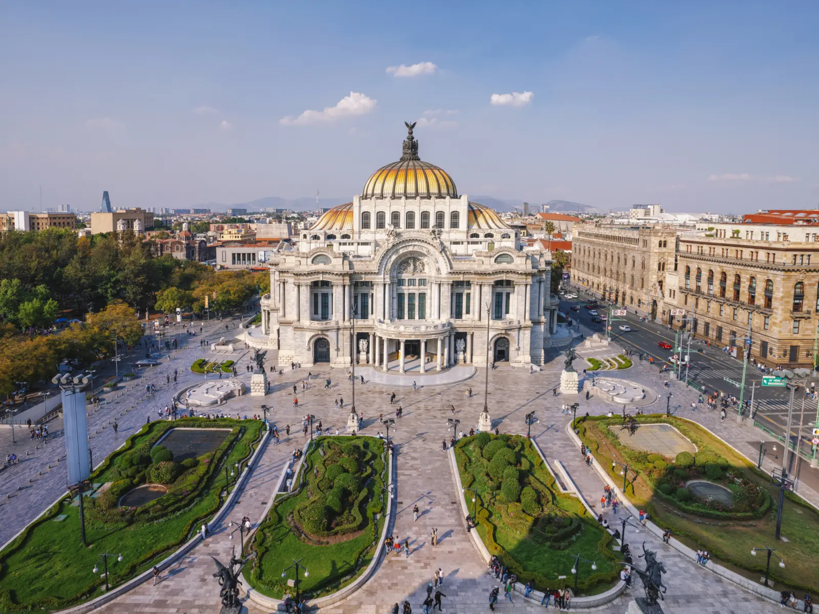 Vue aérienne sur le parc central d'Almeda et du palais des Beaux-Arts à Mexico sous un magnifique ciel bleu au Mexique