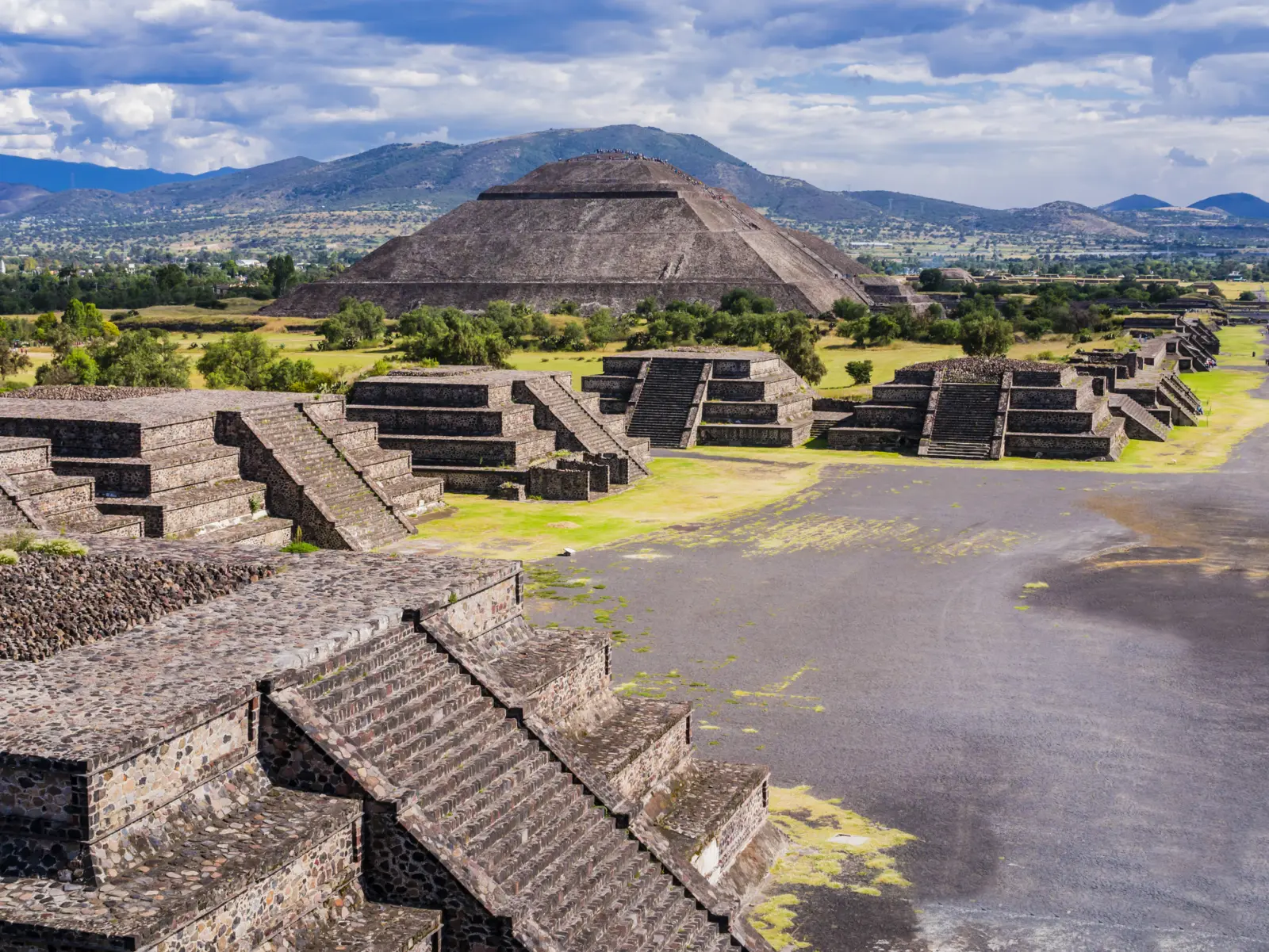 Vue sur les pyramides et l'Allée des Morts dans le site archéologique de Teotihuacánn au Mexique