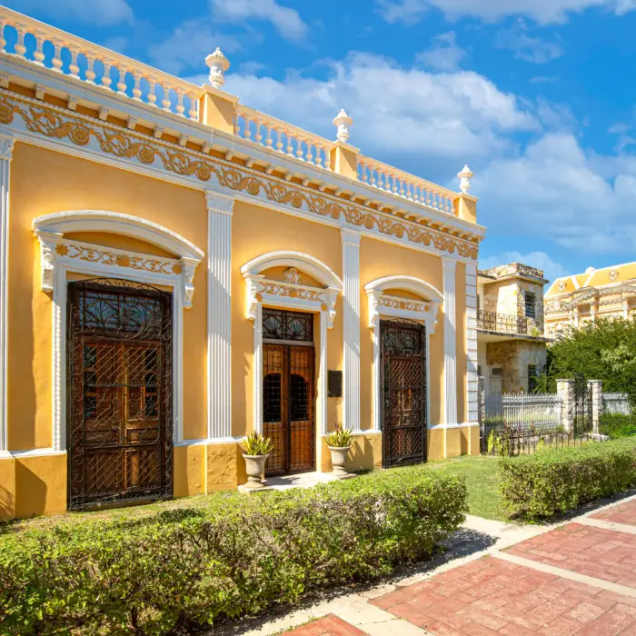 La Casa Jure, située sur le Paseo de Montejo à Mérida, avec sa magnifique architecture coloniale avec sa façade jaune, au Mexique