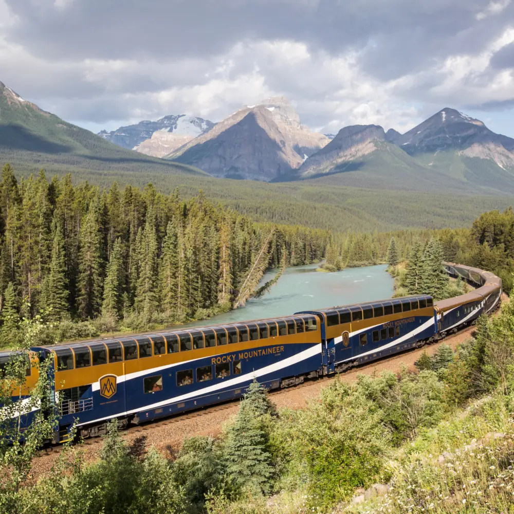 Ce train à deux niveaux est le Rocky Mountaineer, un train touristique de luxe traversant les Rocheuses canadiennes