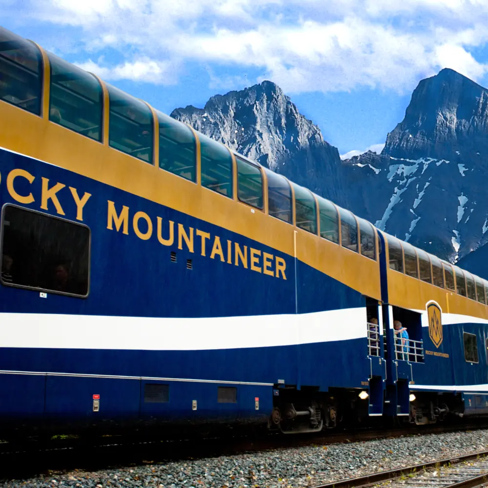 Vue extérieure sur le train Rocky Mountaineer qui sillonne les rocheuses canadiennes