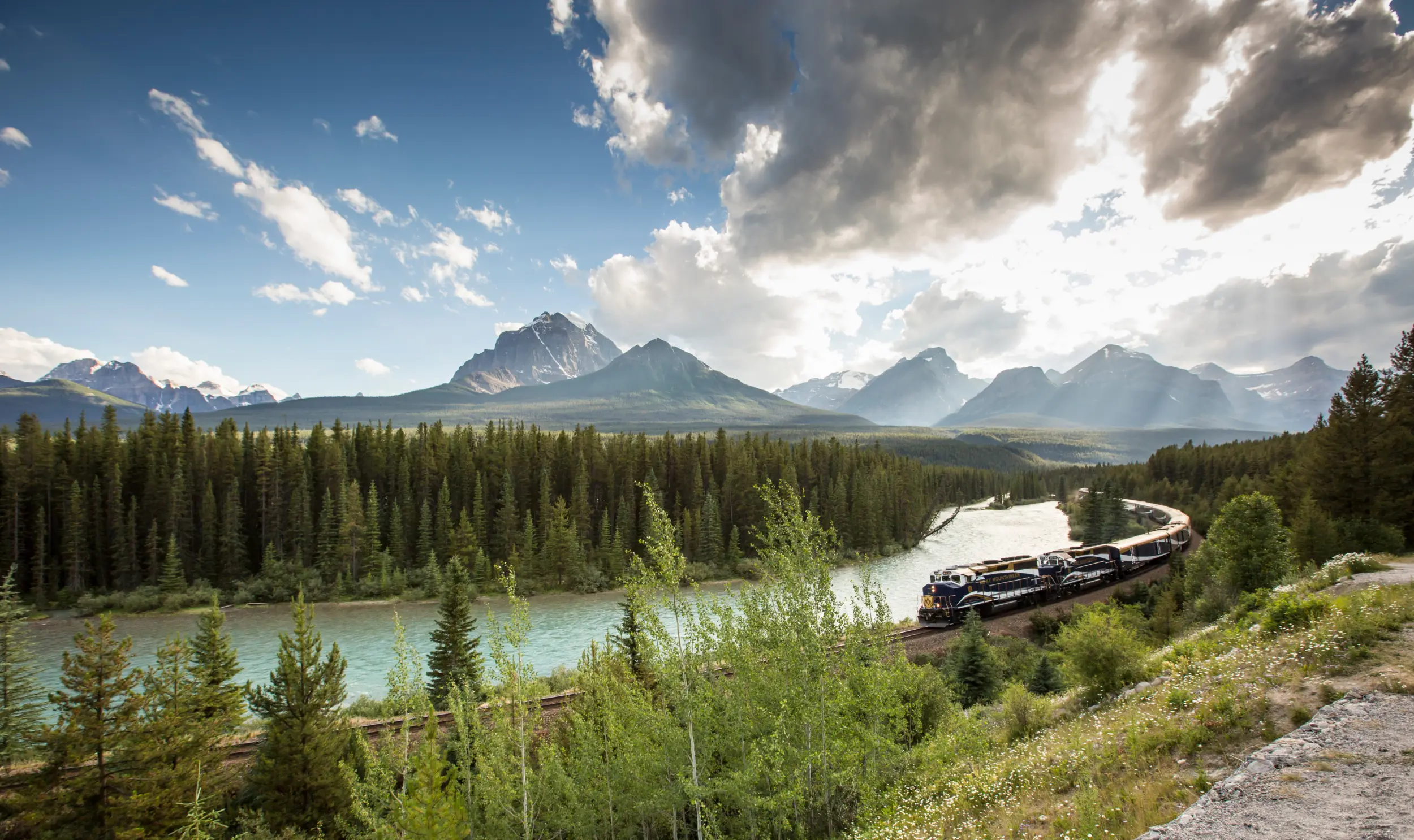 le train touristique de luxe Rocky Mountaineer serpentant le long de la rivière Bow, près du célèbre virage de Morant’s Curve, dans le parc national de Banff en Alberta, au cœur des Rocheuses canadiennes