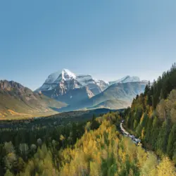 Un train Rocky Mountaineer circulant près du mont Robson dans les Rocheuses canadiennes, au cours d'un voyage automnal
