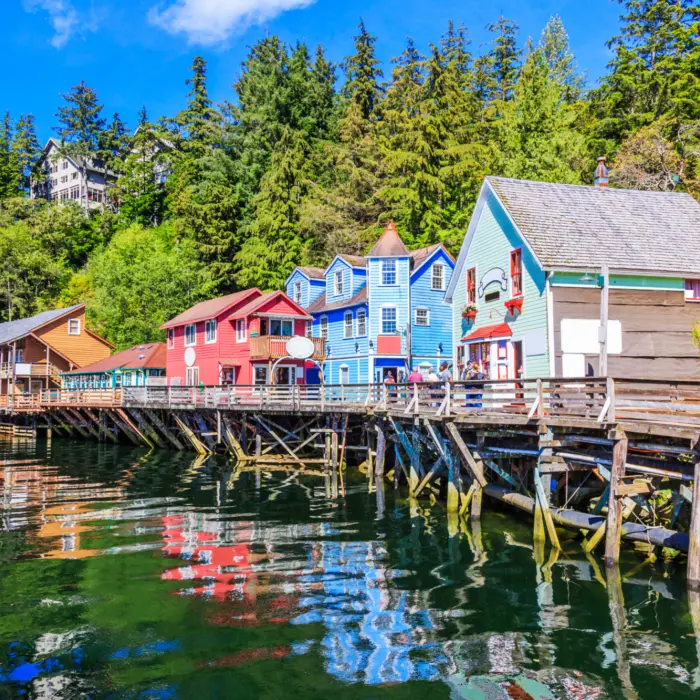 Vue sur la petite promenade historique de la ville de Ketchikan en Alaska