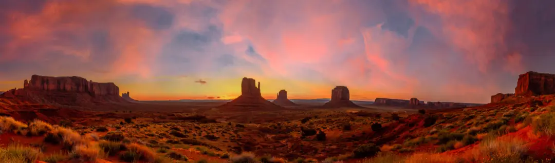 Vue sur Monument Valley sous un ciel rose dans l'état de l'Arizona, aux États-Unis
