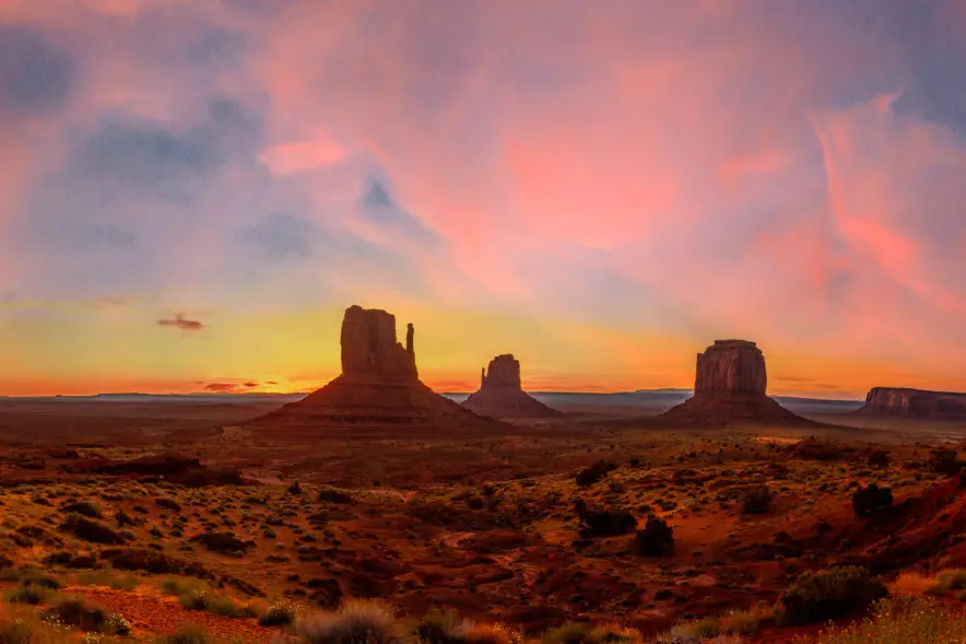 Vue sur Monument Valley sous un ciel rose dans l'état de l'Arizona, aux États-Unis