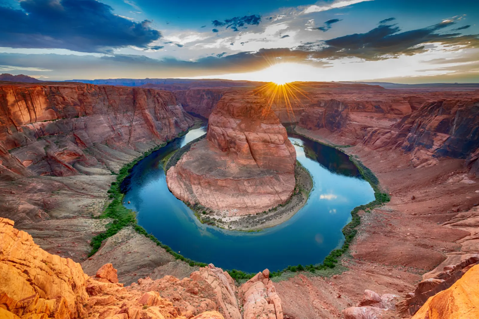 Vue sur le magnifique fleuve Colorado et le canyon qui l'entoure en Arizona, aux États-Unis