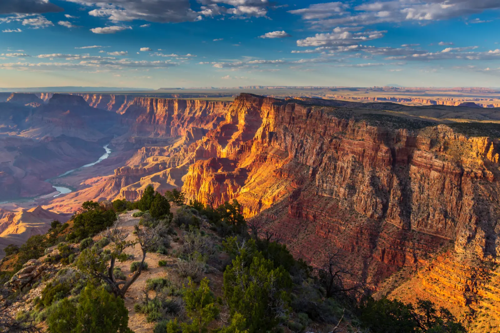 Vue sur le parc national Grand Canyon en Arizona avec la rivière Colorado au fond de celui-ci