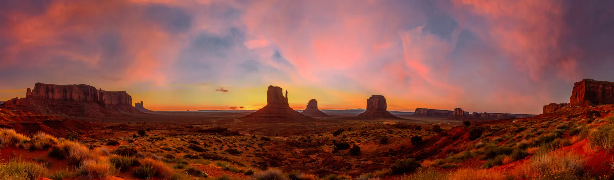 Vue sur Monument Valley sous un ciel rose dans l'état de l'Arizona, aux États-Unis