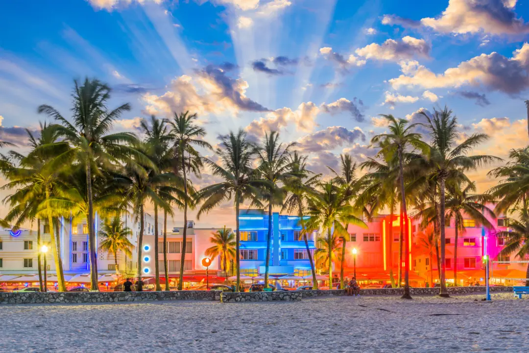 La célèbre avenue colorée Ocean Drive à South Beach, Miami Beach, aux États-Unis.