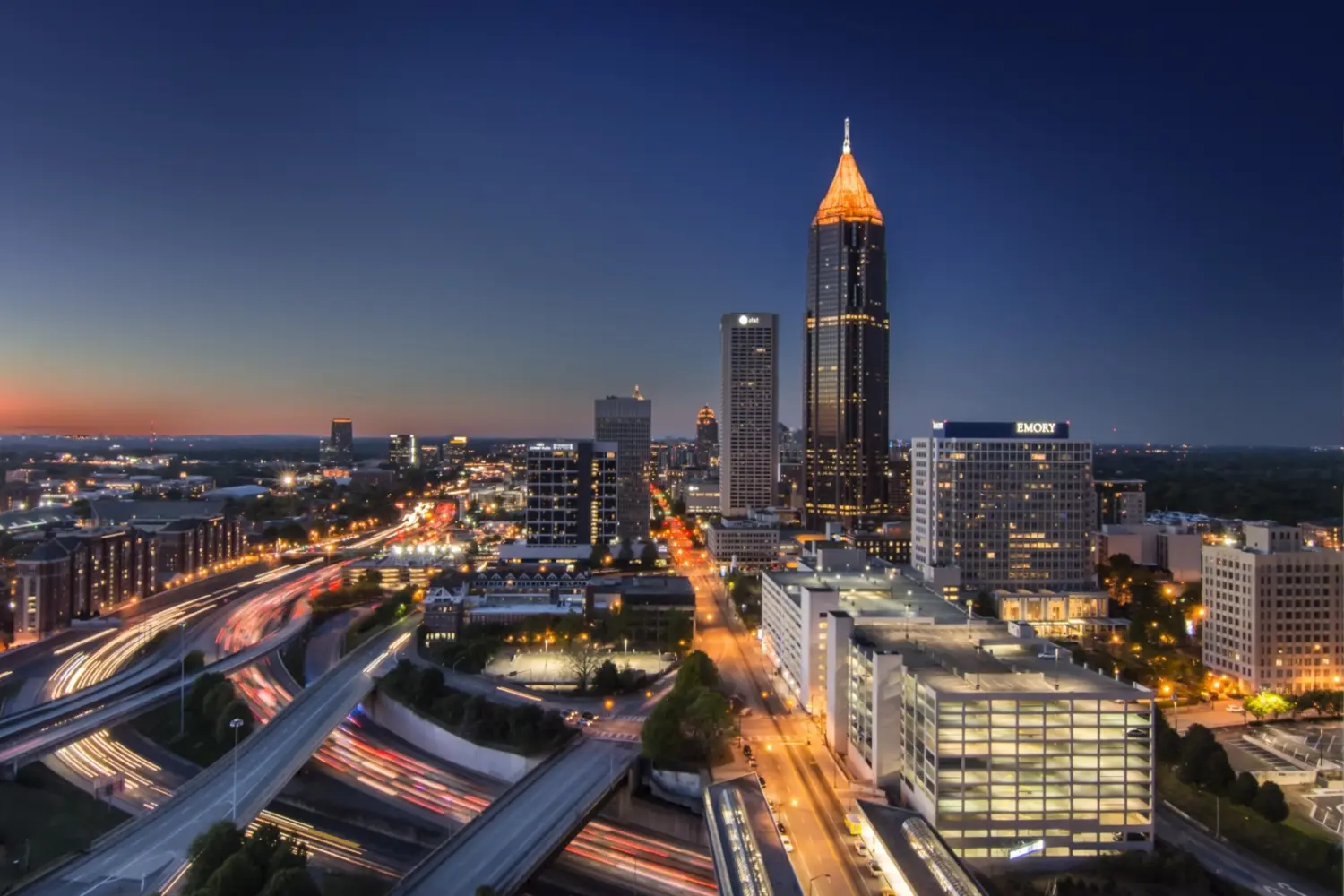 Vue sur la ville d'Atlanta en soirée avec la tour de la Bank America Plaza illuminée en Georgie aux États-Unis
